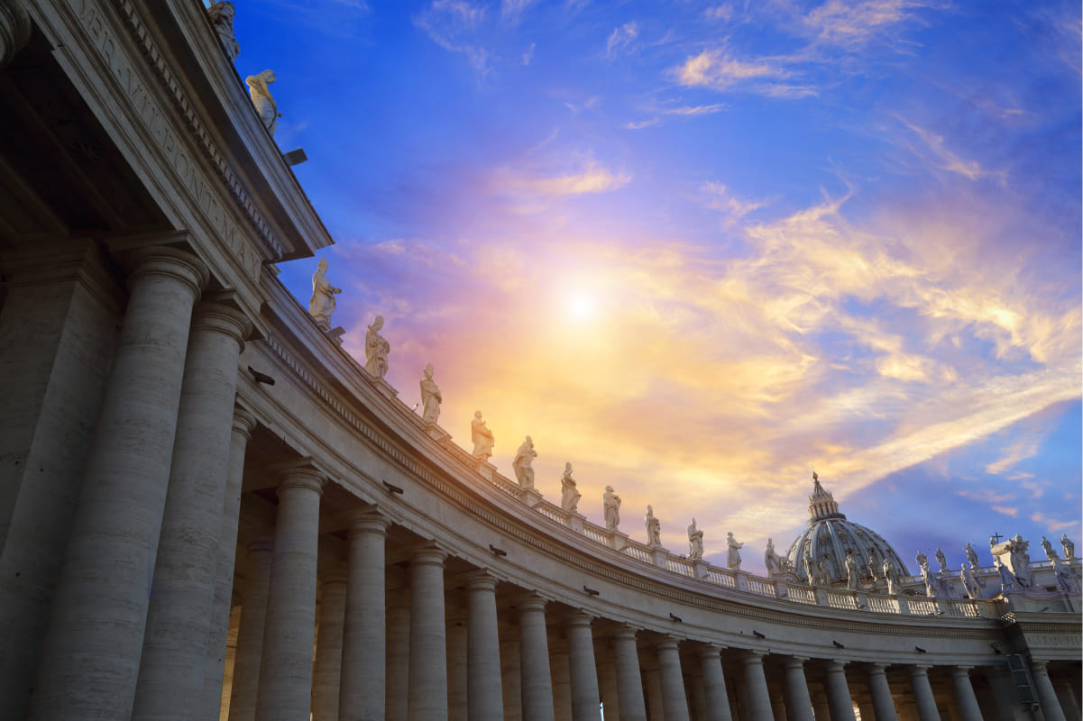 聖堂の回廊と140体の聖人像